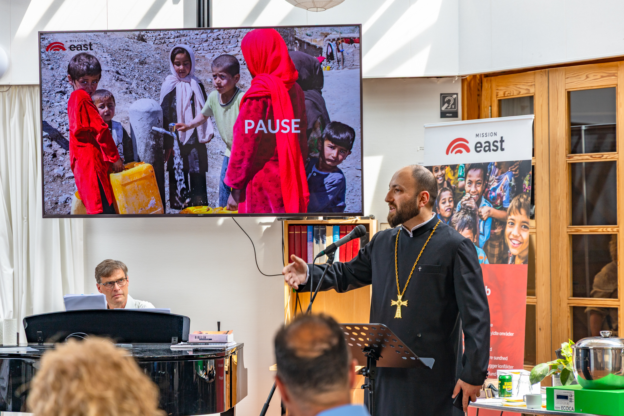 Fader Stepanos Hovhannisyan beder en bøn for forsamlingen