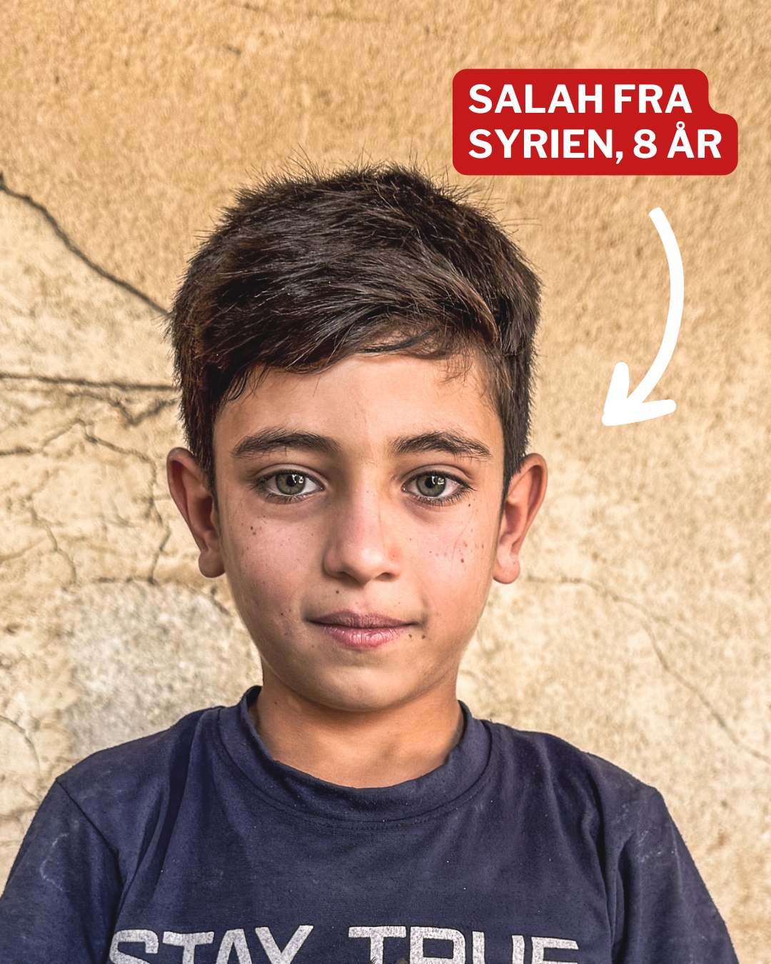 Salah fra Syrien Her ser du Salah. Han er 8 år og bor i Syrien. Han kigger dybt i kameraret med sin store flotte, grønne øjne.