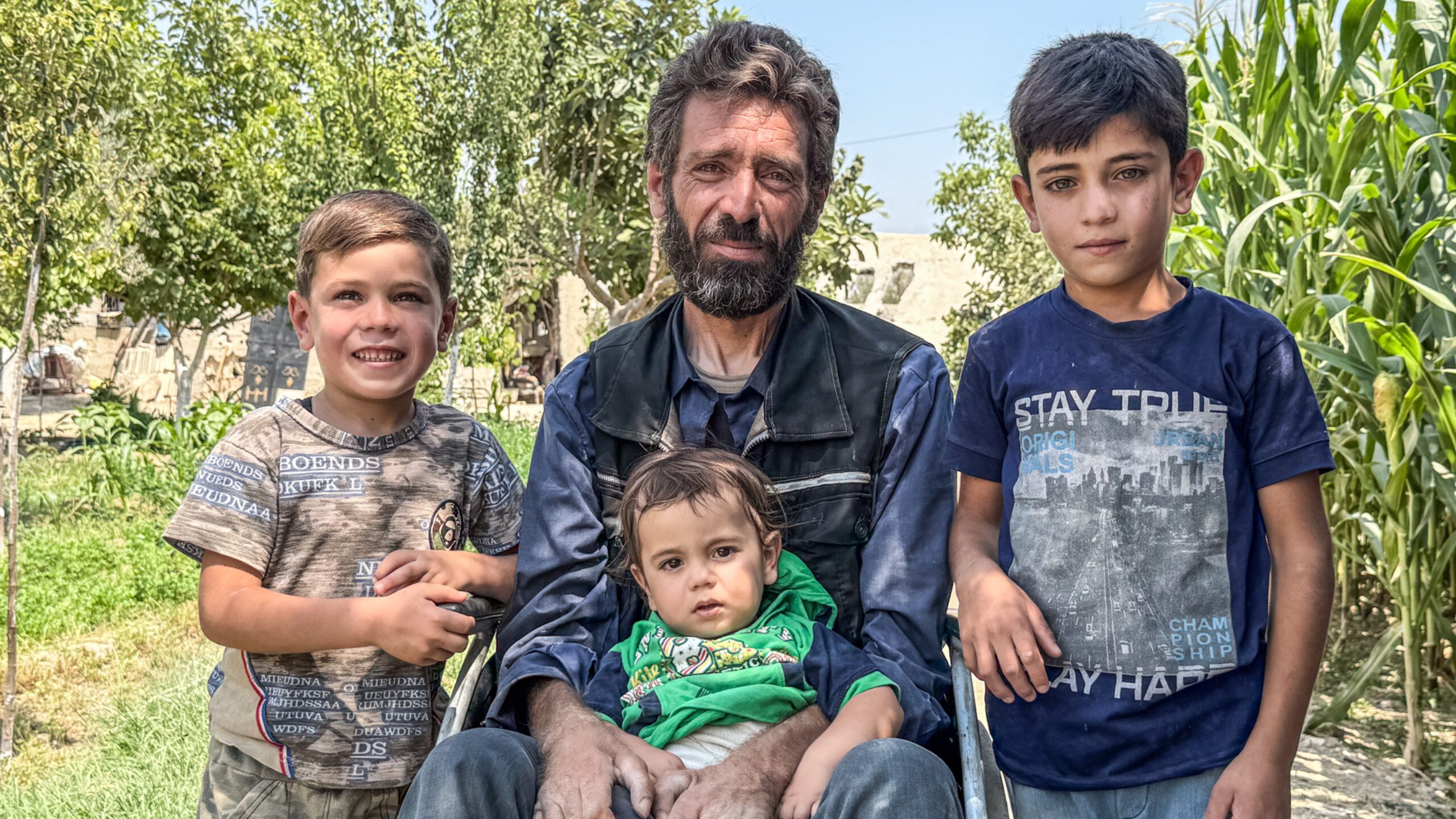 Her ser du den syriske far, Mohamad, med sine tre sønner. Her iblandt Salah. Mohamad sidder i kørestol med sin mindste søn på skødet. De to andre børn læner sig ind til sin far.