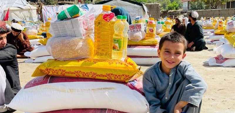 Fødevarehjælp i Afghanistan: 89 kilo hvedemel, 21 kilo ris, 7 kilo vegetabilsk olie, 9 kilo bælgfrugter, 1 kilo salt og en pakke højenergi-kiks til børnene.